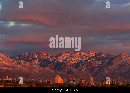 Questa è una vista del centro cittadino di Salt Lake City, Utah skyline con la calda luce del sole al tramonto. Foto Stock