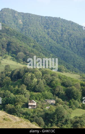 Haghpat nord Armenia agricole tradizionali edifici nel paesaggio pastorale con sfondo montagnoso Foto Stock