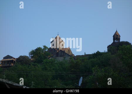 Monastero di Haghpat N Armenia la mattina presto la chiesa del Santissimo Redentore (l). torre campanaria (r) sul sito Patrimonio Mondiale UNESCO Foto Stock