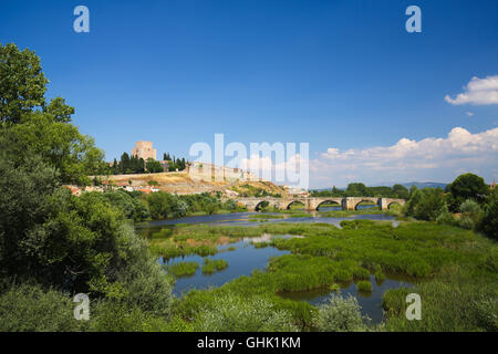 Castello di Enrico II di Castiglia, costruita nel XIV secolo e fiume Agueda in Ciudad Rodrigo, una città di confine in Castiglia e Leon, Foto Stock