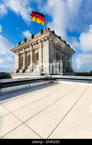 Il Reichstag, edificio esterno al piano attico con deutschland bandiera. Berlino. Germania Foto Stock