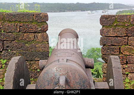 Storici antichi canon utilizzati dal portoghese durante la loro carriera di Goa, India, utilizzati contro le intrusioni e attacchi Foto Stock