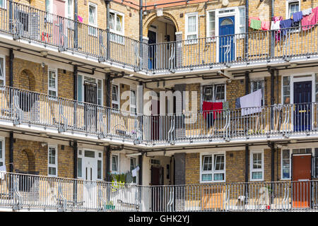 Appartamenti, appartamenti, alloggi sociali, alloggi del consiglio nella zona di Bethnal Green, Londra UK nel mese di luglio Foto Stock