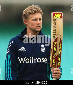 Inghilterra è Joe Root durante una sessione di reti presso la Kia ovale, Londra. Foto Stock