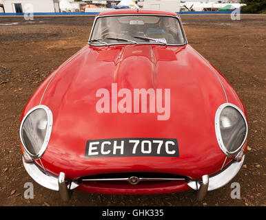 Vista frontale di una Jaguar e-TYPE rossa 1965 in mostra nell'area del Jaguar enthusiast Club al Silverstone Classic 2016. Foto Stock