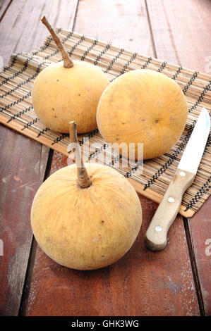 Santol sul ceppo di legno, frutta tailandese Foto Stock