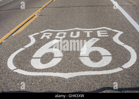 Route 66 segno dipinto su autostrada. Stati Uniti d'America Foto Stock