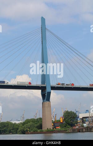 Il traffico su e al di sotto del ponte Köhlbrand (tedesco: Köhlbrandbrücke) un cavo ponte alloggiato in Amburgo, Germania Foto Stock