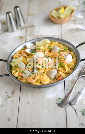 La paella spagnola con gamberi, calamari e vongole Foto Stock