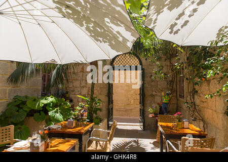 Coogi's restaurant di Mdina, Malta un tranquillo cortile Maltese, antica capitale. Foto Stock