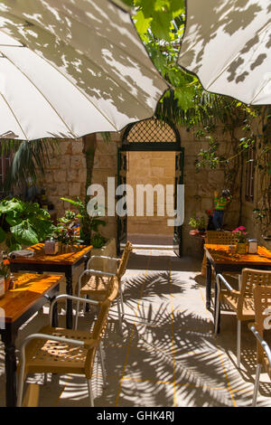 Coogi's restaurant di Mdina, Malta un tranquillo cortile Maltese, antica capitale. Foto Stock