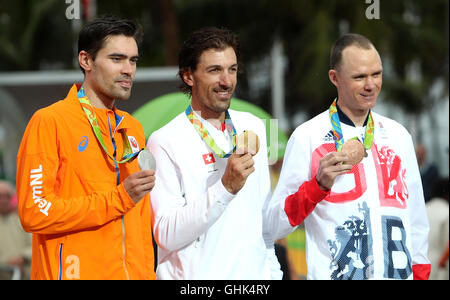 Gran Bretagna Chris Froome (destra) con la sua medaglia di bronzo al fianco di medaglia d'oro della Svizzera Fabian Cancellara (centro) e la medaglia d'argento Netherland's Tom Dumoulin durante gli uomini's road cyling singole prove cronometrate il quinto giorno del Rio Giochi Olimpici, Brasile. Foto Stock