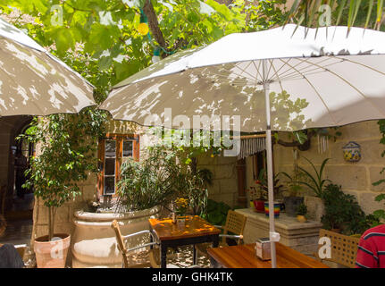 Coogi's restaurant di Mdina, Malta un tranquillo cortile Maltese, antica capitale. Foto Stock