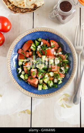 Pomodoro, cetriolo, menta, e molla insalata di cipolla Foto Stock