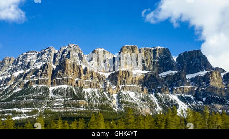 Vista del castello di robusti montagna vicino a Banff, visto lungo la Trans Canada Hwy in Banff, Alberta area. Foto Stock