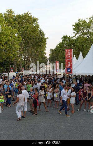 Les Estivales de Montpellier : degustazione di vino e le animazioni in estate Venerdì a Montpellier, Languedoc-Roussillon, Francia Foto Stock