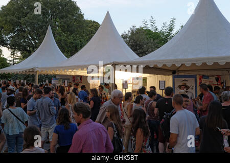 Les Estivales de Montpellier : degustazione di vino e le animazioni in estate Venerdì a Montpellier, Languedoc-Roussillon, Francia Foto Stock