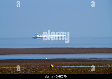 Cargo avvicinamento dei traghetti Hull nell'Humber Estuary Foto Stock