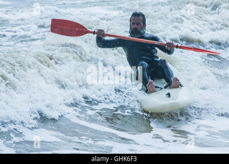 Surfers e tavole da surf, kayak e canoe, vita di spiaggia e giornate estive Foto Stock