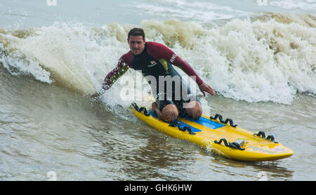 Surfers e tavole da surf, kayak e canoe, vita di spiaggia e giornate estive Foto Stock