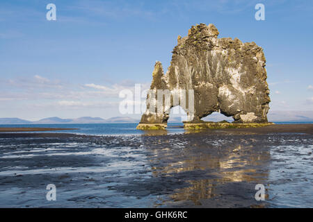 La famosa formazione rocciosa di Hvitserkur, il nord dell'Islanda. Foto Stock