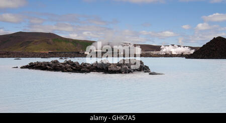 Laguna Blu (Blaa Lonid) e la centrale geotermica di Svartsengi in Reykjanes, Islanda. Foto Stock