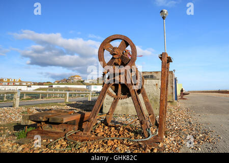 Vecchio arrugginito verricello sul lungomare di Seaford, Inghilterra. Foto Stock