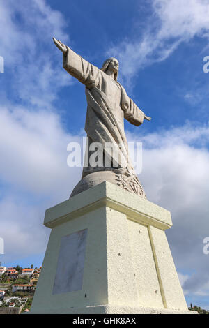 Bella statua di Gesù Cristo a Garajau in Funchal con incredibile vista areale, Madeira, Portogallo Foto Stock