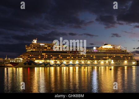 AIDA cruiseship ormeggiata nel porto di Funchal di notte contro un Cielo di tramonto sull'isola di Madera Foto Stock