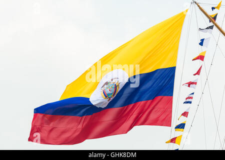 Bandiera colombiana e bandiere navale presso il colombiano tallship ARC Gloria battenti nel vento Foto Stock