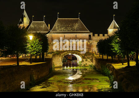 Il Koppelpoort è un combinato medievale di terra e acqua gate sul fiume Eem nella cittadina olandese di Amersfoort, Paesi Bassi Foto Stock