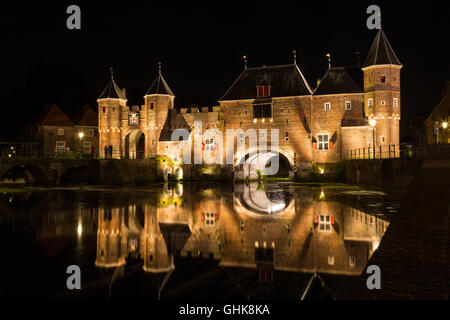 Il Koppelpoort è un combinato medievale di terra e acqua gate sul fiume Eem nella cittadina olandese di Amersfoort, Paesi Bassi Foto Stock