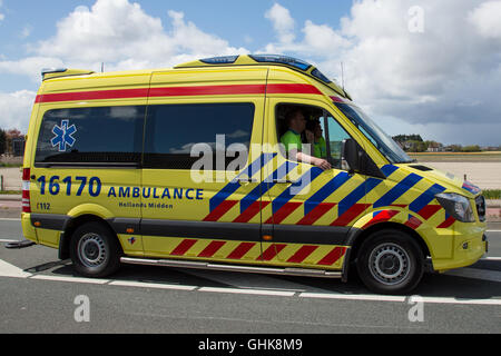 Lentamente la guida olandese veicolo ambulanza Foto Stock