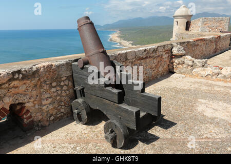 Canonico al Castillo del Morro affacciato sul mare vicino a Santiago de Cuba Foto Stock