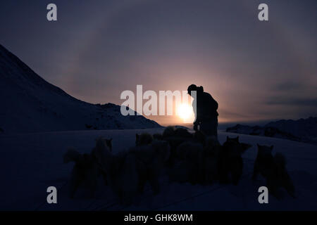 Eschimese con slitta e cani. La Groenlandia Foto Stock