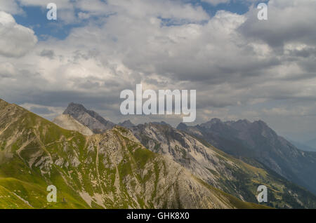 Bellissimo paesaggio di montagna nelle Alpi Lechtal con moody sky, Tirolo del nord, Austria Foto Stock