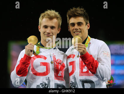 Gran Bretagna Laugher Jack e Chris Mears hanno vinto una medaglia di oro in uomini sincronizzato tre metri di trampolino di lancio del quinto giorno del Rio Giochi olimpici, Brasile. Foto Stock