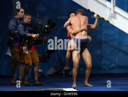 Gran Bretagna Laugher Jack e Chris Mears hanno vinto una medaglia di oro in uomini sincronizzato tre metri di trampolino di lancio del quinto giorno del Rio Giochi olimpici, Brasile. Foto Stock