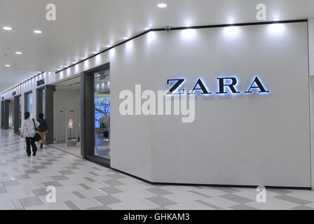 ZARA negozio di abbigliamento spagnolo e rivenditore accessori basati in Galizia Spagna fondata nel 1975. Foto Stock