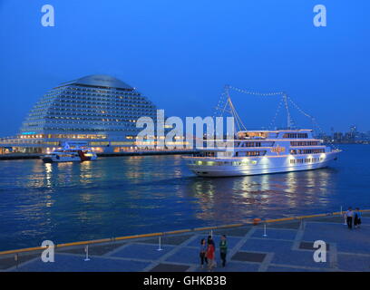 La gente veda fuori la nave di crociera a Harborland a Kobe in Giappone. Foto Stock