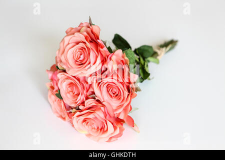La seta rosa bouquet di rose su sfondo bianco Foto Stock
