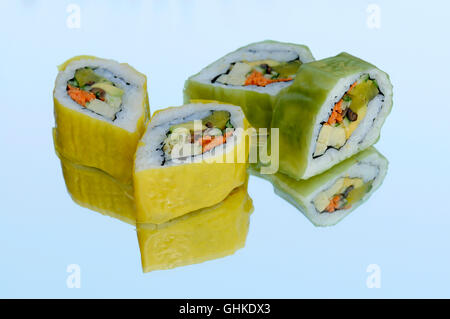 Dentro e fuori il Sushi ricoperto con il cetriolo Foto Stock