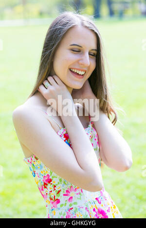 Giovane bella donna con capelli lunghi in posizione di parcheggio Foto Stock