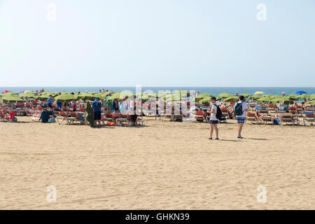 MASPALOMAS, GRAN CANARIA - Agosto 2, 2016: Spiaggia Maspalomas si trova nel sud di Gran Canaria, nel cuore di uno dei Foto Stock