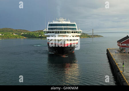 Hurtigruten nave 'Trollfjord' in arrivo al porto di Rorvik, Norvegia Foto Stock