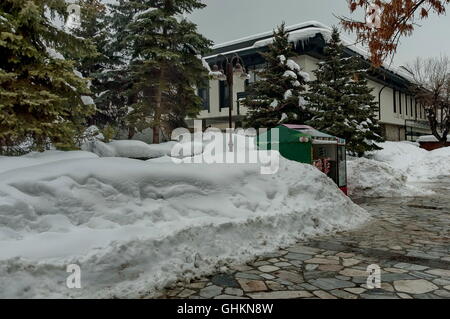 In inverno la neve Square nella città di Bansko con la bellezza antica casa, Bulgaria Foto Stock