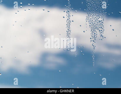 Goccia di acqua sulla finestra e sky contro Foto Stock