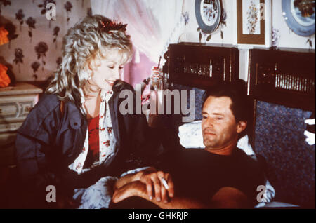 Szene mit Truvy Jones (Dolly Parton) Spud Jones (SAM SHEPARD). Regie: Herbert Ross aka. Steel Magnolias Foto Stock