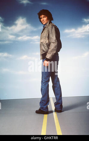 Jonathan Smith (Michael Landon) ist ein Engel, der inkognito und zur Bewährung auf die Erde geschickt wird, um Menschen zu helfen ... Autostrada a cielo Regie: William F. Claxton, Victor francese aka. Autostrada verso il cielo Foto Stock