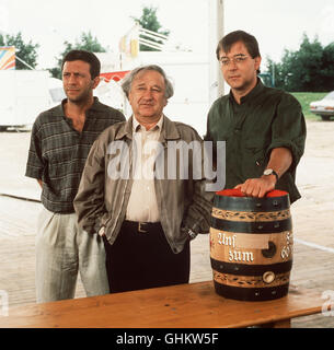 Kommissar Brandenburg und seine Assistenten ermitteln auf einem Volksfest. Santini (MICHELE OLIVERI), Brandenburg (HORST BOLLMANN) und Luginger (ALEXANDER DUDA). aka. Bier vom Faß Foto Stock
